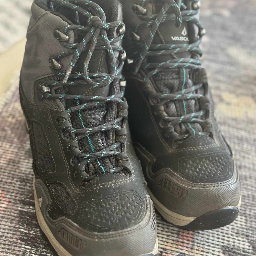 Vasque Black High-Top Boots with Rugged Design 6M/7.5W
Perfect for Tweens!